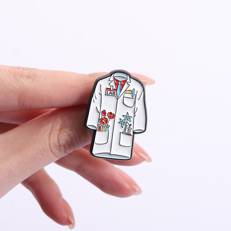 Bloemen doktersjas emaille pin - Medical Lab Scientist recensie en prijs